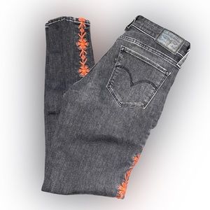 NWOT LEVI’S BLACK EMBROIDERED SKINNY JEANS // SIZE 25♥️